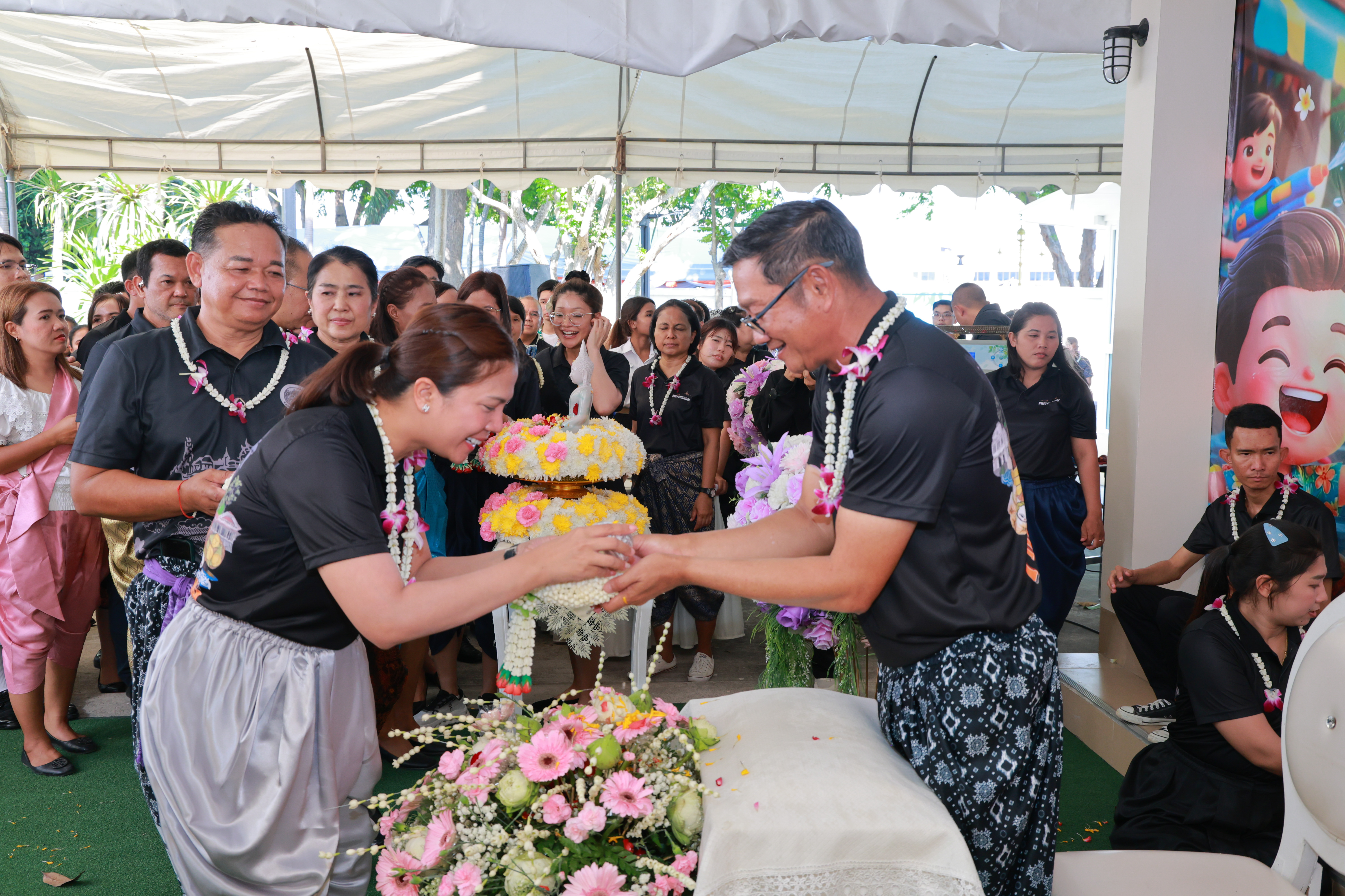 title - ปฏิรูปที่ดินจังหวัดเพชรบุรี พร้อมด้วยเจ้าหน้าที่ ส.ป.ก.เพชรบุรี ร่วมพิธีรดน้ำขอพรผู้บริหารจังหวัด เพื่อเสริมความเป็นสิริมงคลเนื่องในโอกาสต้อนรับปีใหม่ไทย 2569 และเพื่ออนุรักษ์และสืบสานประเพณีสงกรานต์อันดีงามของไทย